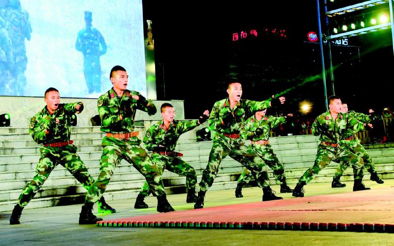 市武警中队官兵们的格斗表演,引来现场观众的阵阵叫好。记者彭红霞 浏阳日报讯(记者黄星)军民共建鱼水情深,拥军爱民再造辉煌。8月1日晚,军民欢聚一堂,舞动集里梦想飞扬欢乐浏阳河庆八一广场文艺晚会集里专场在浏阳河广场举行。晚会以最美好的歌声表达对人民子弟兵的崇敬,用情景舞蹈展现出军民鱼水情深。 集里街道太平桥社区和锦美社区选送的节目舞蹈《美丽家园》拉开了晚会的序幕。晚会上,市武警中队官兵们的格斗表演,引来现场观众的阵阵叫好;市人武部官兵带来的相声《我怎么那么倒霉》,则引爆