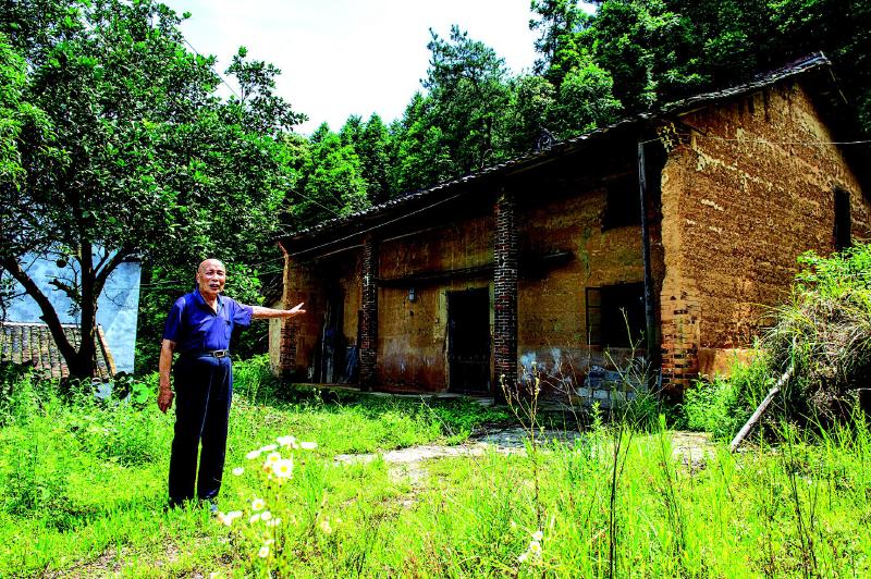 83岁的罗来松指着自家的老房子说"70年前,解放军战士曾在我家驻扎