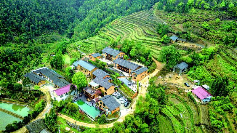 从古港镇宝盖寺盘山而上,路窄,弯绕还有些陡,车行约9公里后豁然开朗